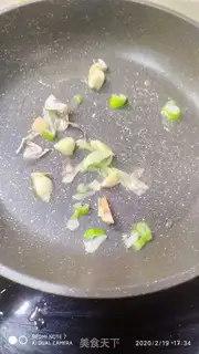 Make Onion tomato fried pork step 2