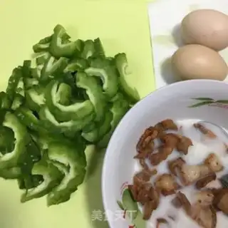 Make Eggs and meat chops step 0