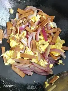 Make Onion tofu dry fried eggs step 8