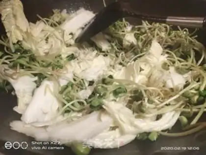 Make Black bean sprouts and cabbage step 1