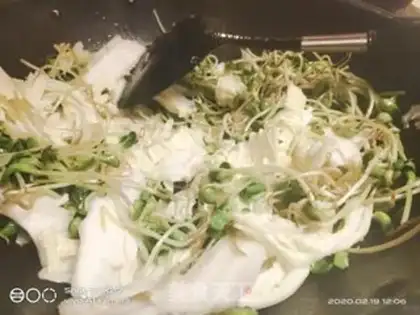 Make Black bean sprouts and cabbage step 2