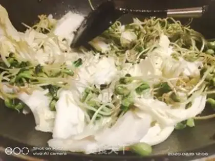 Make Black bean sprouts and cabbage step 3