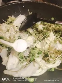 Make Black bean sprouts and cabbage step 4