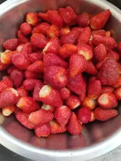Make Strawberry sugar cans step 0