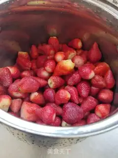 Make Strawberry sugar cans step 1