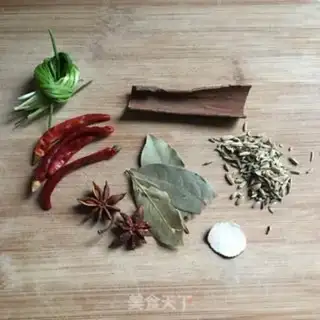 Make Soy sauce, pork and leather step 0
