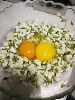 Make Scrambled eggs step 1