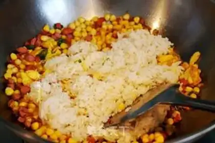 Make Black pepper beef sausage fried rice step 4