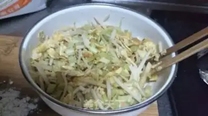 Make Celery chicken-legged egg box step 0