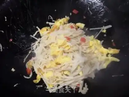 Make Golden fungus fried eggs step 8