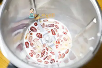 Make Peanut date milk step 1