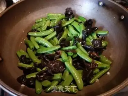 Make Muir seafood mushrooms fried sweet beans step 6