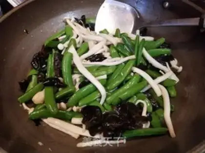 Make Muir seafood mushrooms fried sweet beans step 9