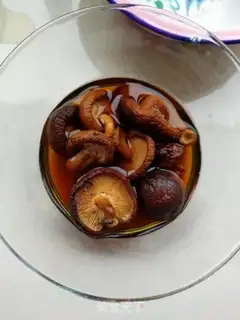 Make Dry mushroom sauce noodles step 0