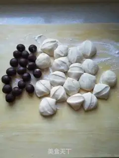 Make Traditional date-eating mudcakes step 1