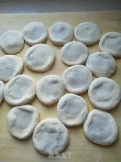 Make Traditional date-eating mudcakes step 2
