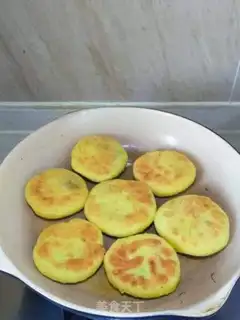 Make Traditional date-eating mudcakes step 4