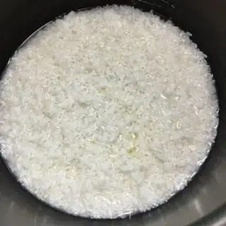 Make Tasty red sugar rice step 1