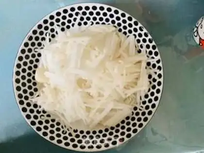 Make Dry sauerkraut radish soup step 1