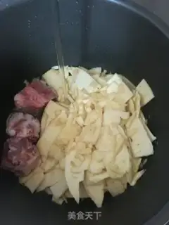 Make Fresh pork bone soup step 1