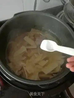 Make Fresh pork bone soup step 2