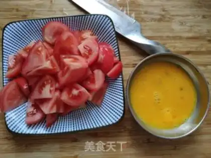 Make Tomato fried eggs step 1