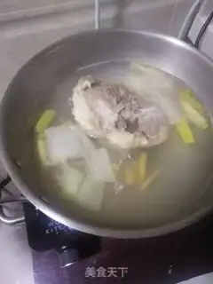 Make Savannah hands the meat step 1