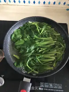 Make Spinach fried eggs step 1