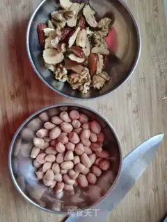 Make "Red-tree walnut peanuts." step 1