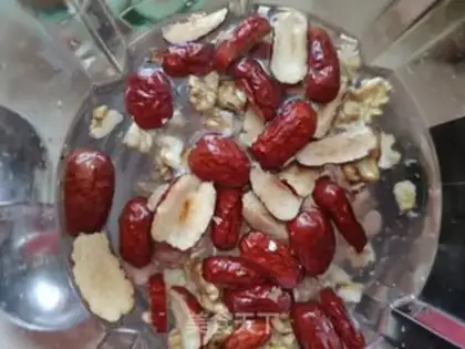 Make "Red-tree walnut peanuts." step 2
