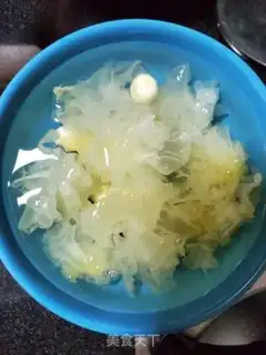 Make Silver-eared lotion soup step 2