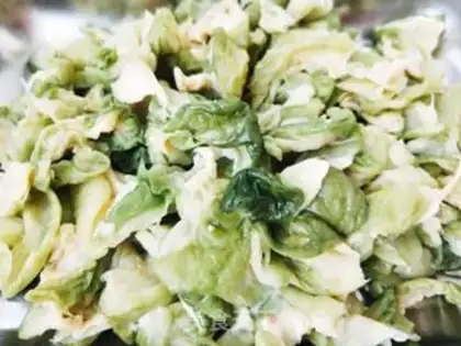 Make Northeast cucumber dry fried meat step 1