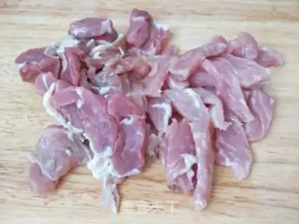 Make Northeast cucumber dry fried meat step 2