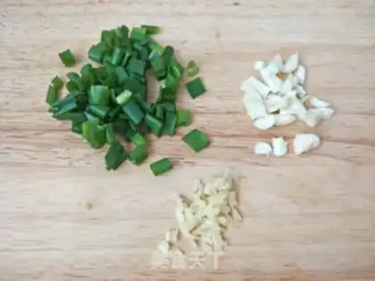 Make Northeast cucumber dry fried meat step 3