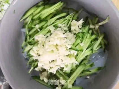 Make Northeast cucumber dry fried meat step 4