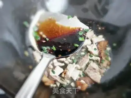 Make Northeast cucumber dry fried meat step 5