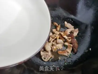 Make Northeast cucumber dry fried meat step 7