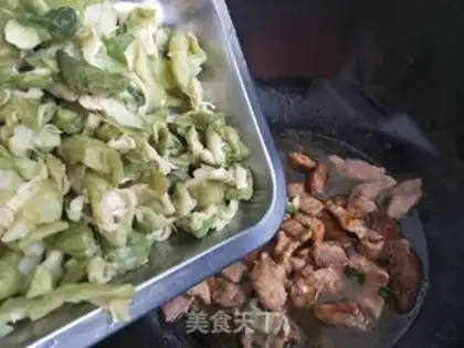 Make Northeast cucumber dry fried meat step 8