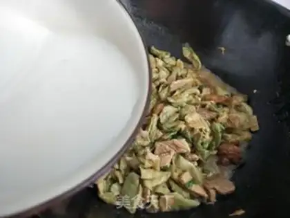 Make Northeast cucumber dry fried meat step 9