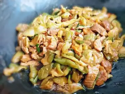 Make Northeast cucumber dry fried meat step 10