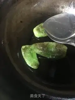 Make Green peppers and eggs step 1