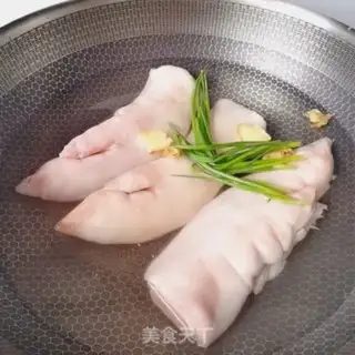 Make Pork hoof step 1