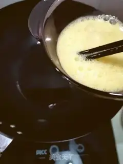 Make Garlic fried eggs step 1