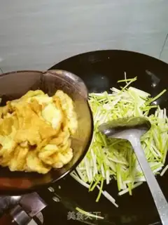Make Garlic fried eggs step 4