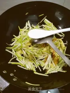 Make Garlic fried eggs step 5