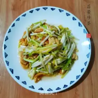 Make Garlic fried eggs step 7