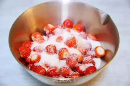 Make Sweet and delicious strawberry sauce step 1