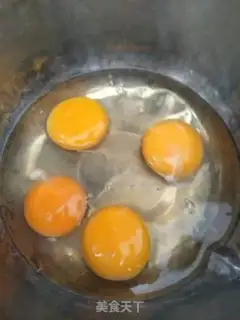 Make Onion fried eggs step 1