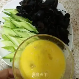 Make cucumber-mucked eggs step 1