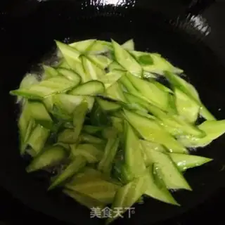 Make cucumber-mucked eggs step 3